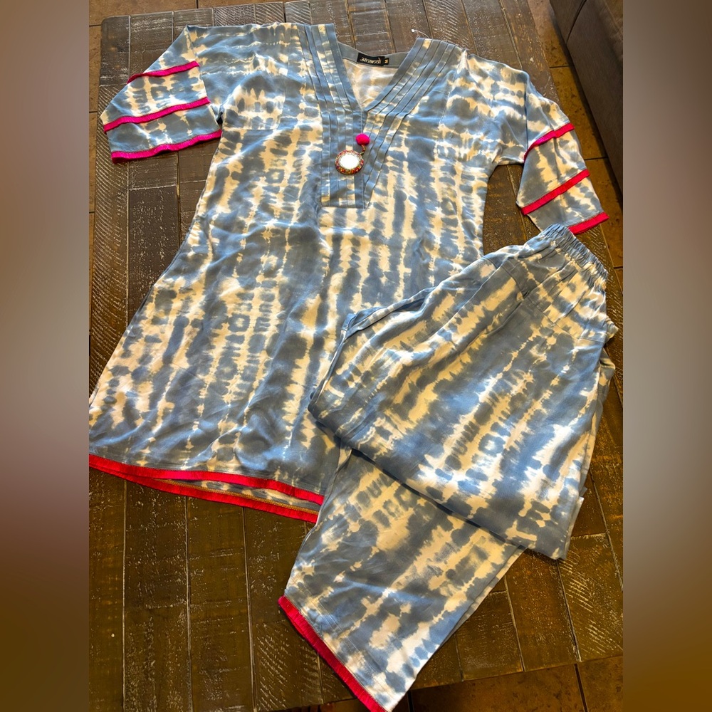 Women's Blue Tie-Dye Harem Lounge Pants Set with fringe Accents🥰🤩
NWOT💙